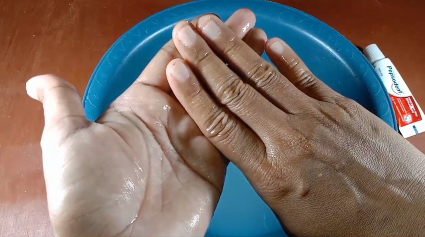Cuma pakai satu bahan, ini cara hilangkan noda getah jantung pisang yang membandel di kuku tangan