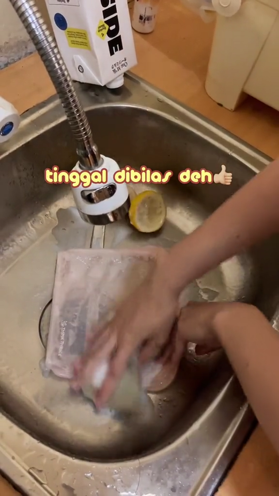 Cuma pakai satu bahan dapur, ini trik menghilangkan bau tidak sedap di wadah makan silikon