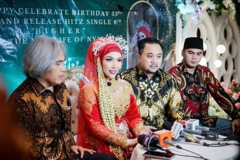 Totalitas dandan pakai adat Jawa, intip 7 momen perayaan ulang tahun Roro Fitria ke-33