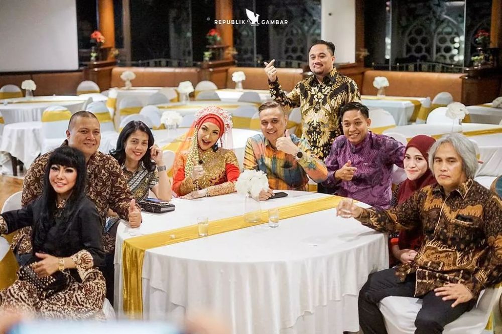 Totalitas dandan pakai adat Jawa, intip 7 momen perayaan ulang tahun Roro Fitria ke-33