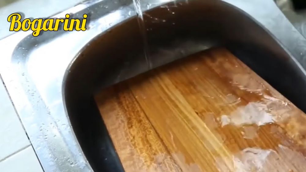 Cukup dengan satu bahan, begini cara menghilangkan bau tak sedap di talenan kayu