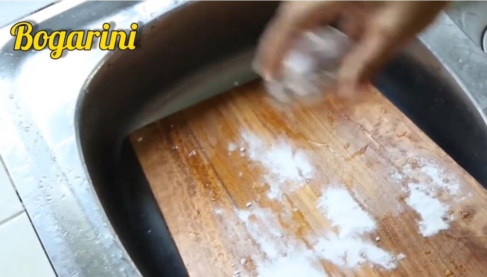 Cukup dengan satu bahan, begini cara menghilangkan bau tak sedap di talenan kayu