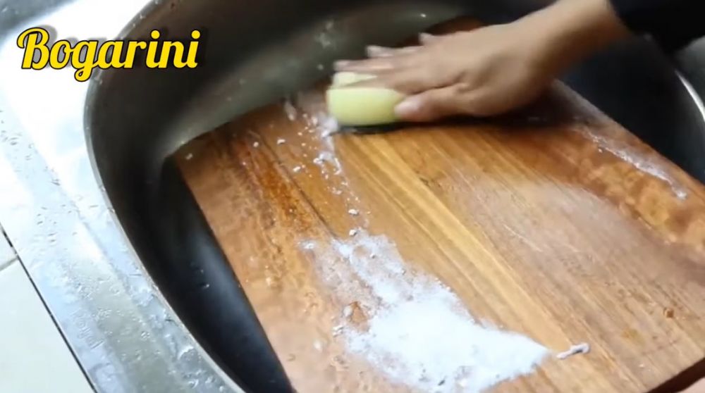 Cukup dengan satu bahan, begini cara menghilangkan bau tak sedap di talenan kayu