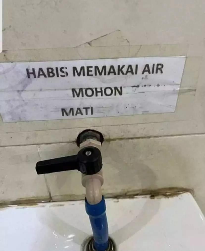 17 tulisan kocak di toilet umum ini recehnya diluar batas © berbagai sumber