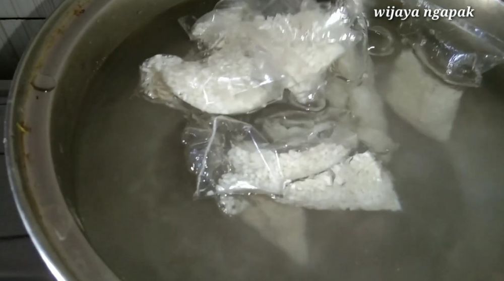 Cuma 10 menit, cara cepat merebus lontong ini bikin hemat gas dan tak mudah basi