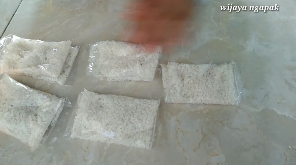 Cuma 10 menit, cara cepat merebus lontong ini bikin hemat gas dan tak mudah basi