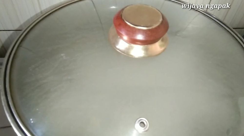 Cuma 10 menit, cara cepat merebus lontong ini bikin hemat gas dan tak mudah basi