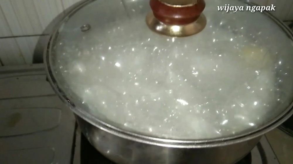 Cuma 10 menit, cara cepat merebus lontong ini bikin hemat gas dan tak mudah basi