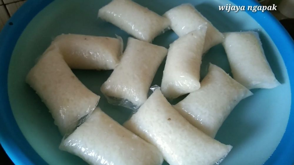 Cuma 10 menit, cara cepat merebus lontong ini bikin hemat gas dan tak mudah basi