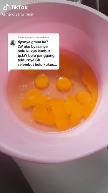 Tak banyak yang tahu, ini trik mengolah adonan bolu panggang agar teksturnya tidak keras