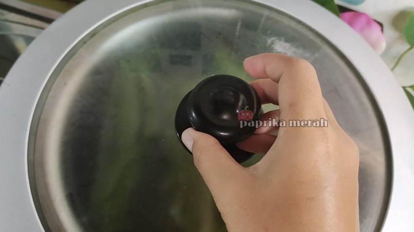 Cara mengolah nasi sisa yang sudah berkerak jadi lontong empuk, hemat gas cuma dalam 12 menit