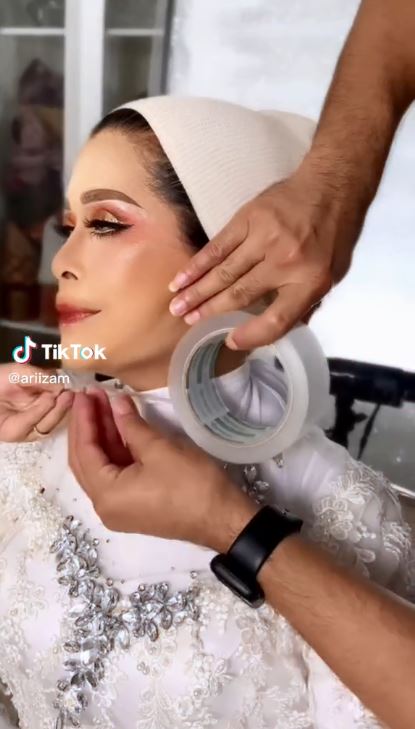 Trik MUA hilangkan kerutan di wajah nenek © 2023 brilio.net