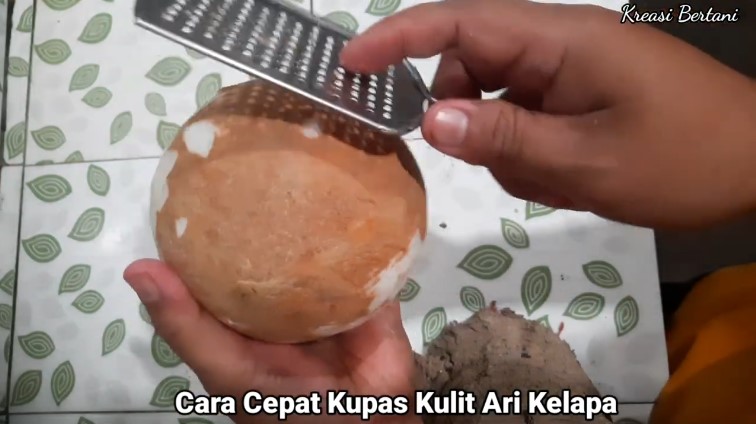 Tanpa pisau, ini trik jitu mengupas kulit ari buah kelapa dengan cepat