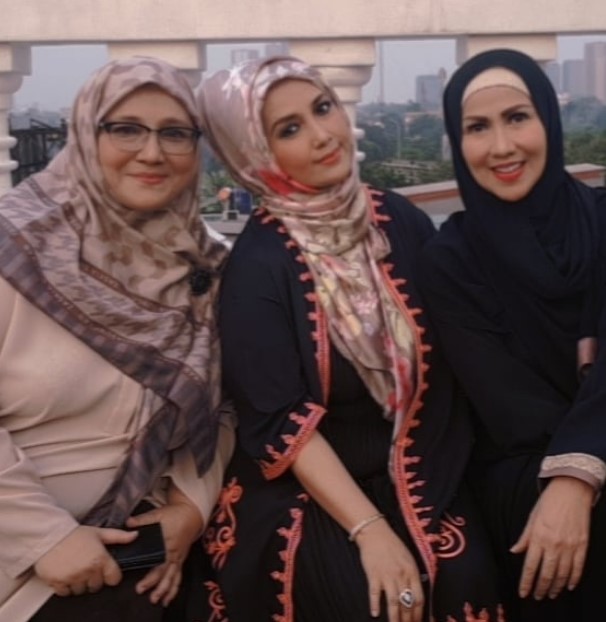 Model majalah tante dari pesinetron top © Instagram