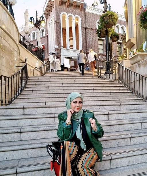 Model majalah tante dari pesinetron top © Instagram