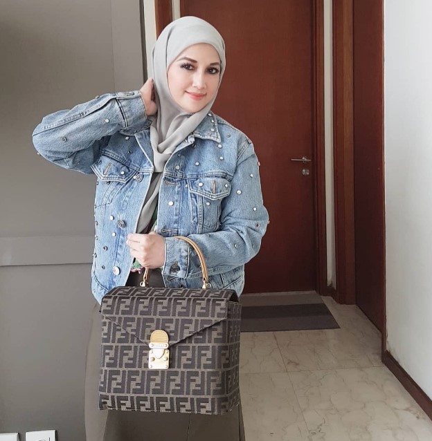 Model majalah tante dari pesinetron top © Instagram