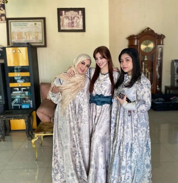 Model majalah tante dari pesinetron top © Instagram