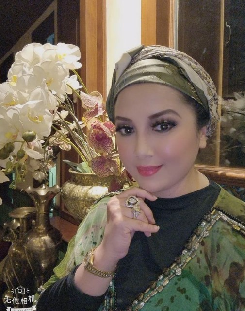 Model majalah tante dari pesinetron top © Instagram