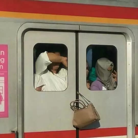 Kelakuan nyeleneh penumpang KRL ini bikin geleng kepala © berbagai sumber