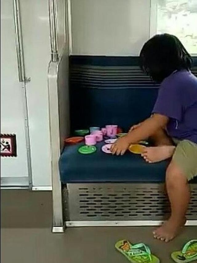 Kelakuan nyeleneh penumpang KRL ini bikin geleng kepala © berbagai sumber