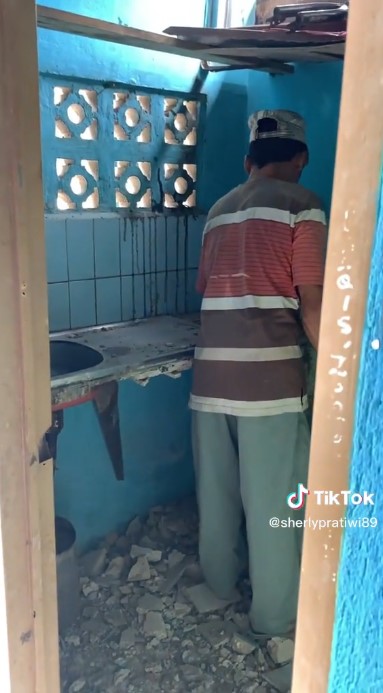 Dapur sempit di makeover serba pink © TikTok Dapur sempit di makeover serba pink © TikTok