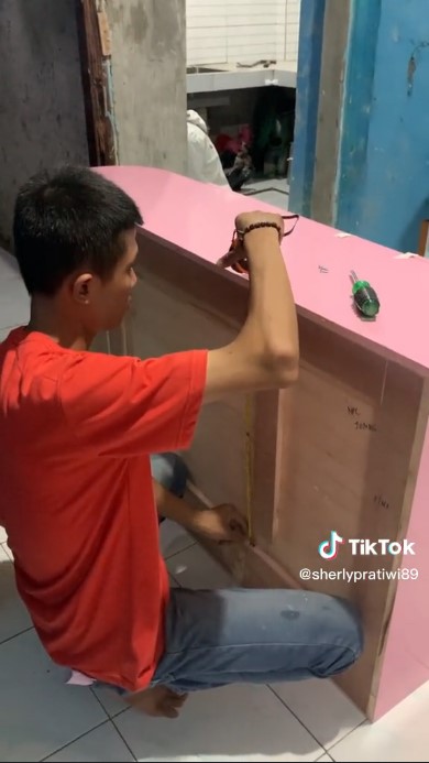 Dapur sempit di makeover serba pink © TikTok Dapur sempit di makeover serba pink © TikTok