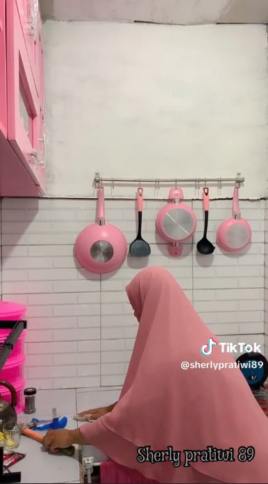 Dapur sempit di makeover serba pink © TikTok Dapur sempit di makeover serba pink © TikTok