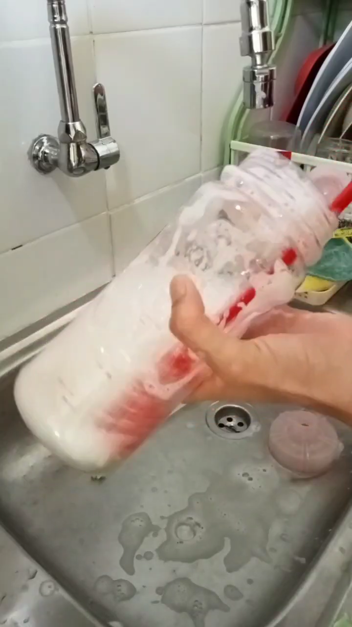 Pakai tiga bahan dapur, ini cara ampuh mencuci botol minum yang kusam agar kinclong seperti baru lagi