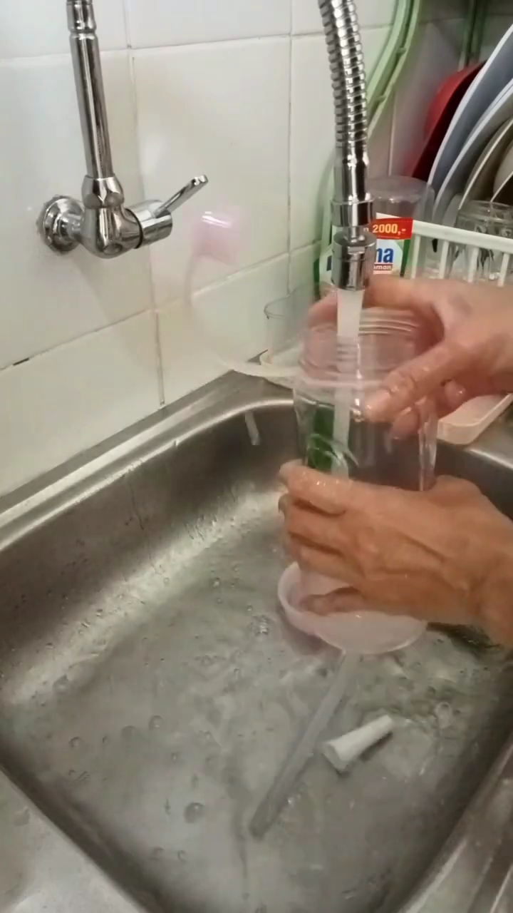 Pakai tiga bahan dapur, ini cara ampuh mencuci botol minum yang kusam agar kinclong seperti baru lagi