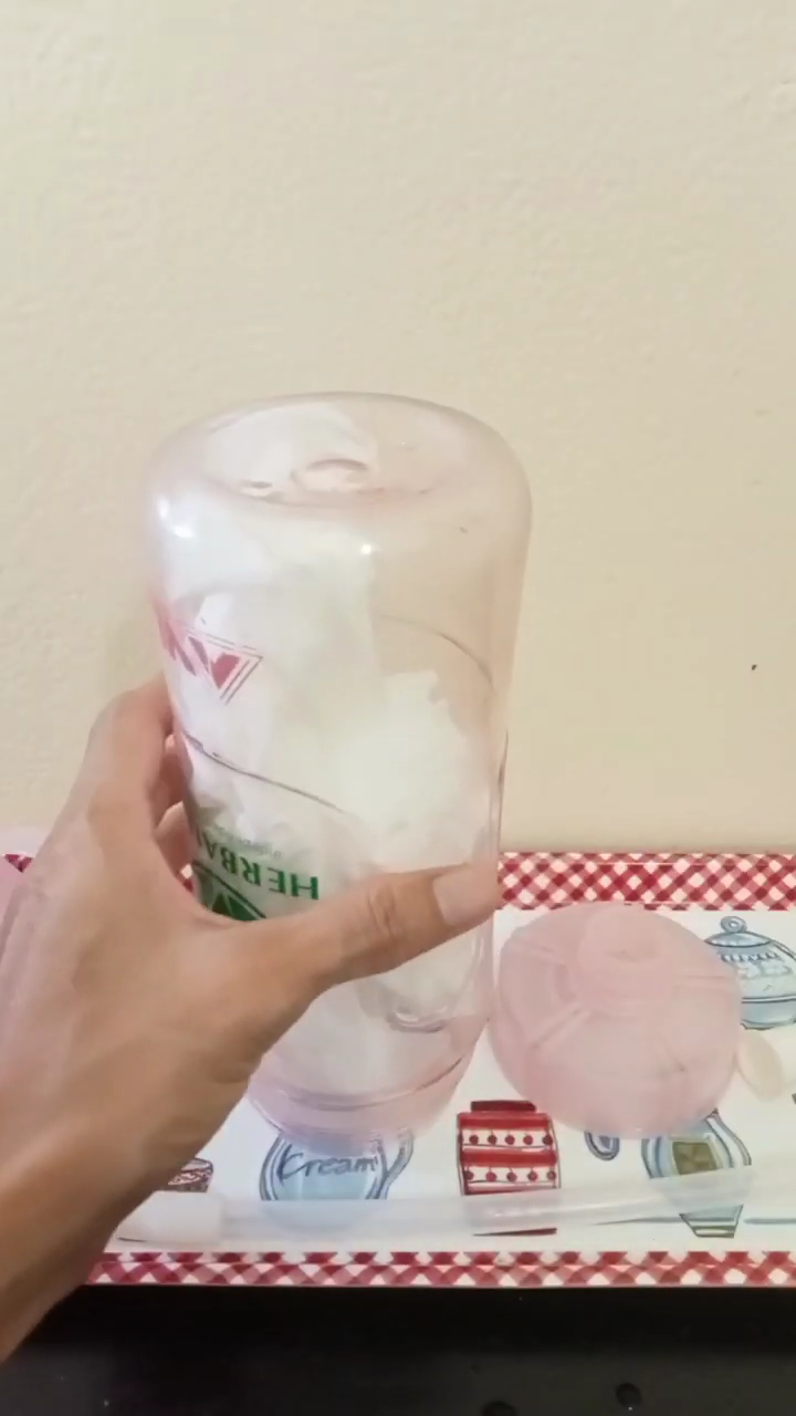 Pakai tiga bahan dapur, ini cara ampuh mencuci botol minum yang kusam agar kinclong seperti baru lagi