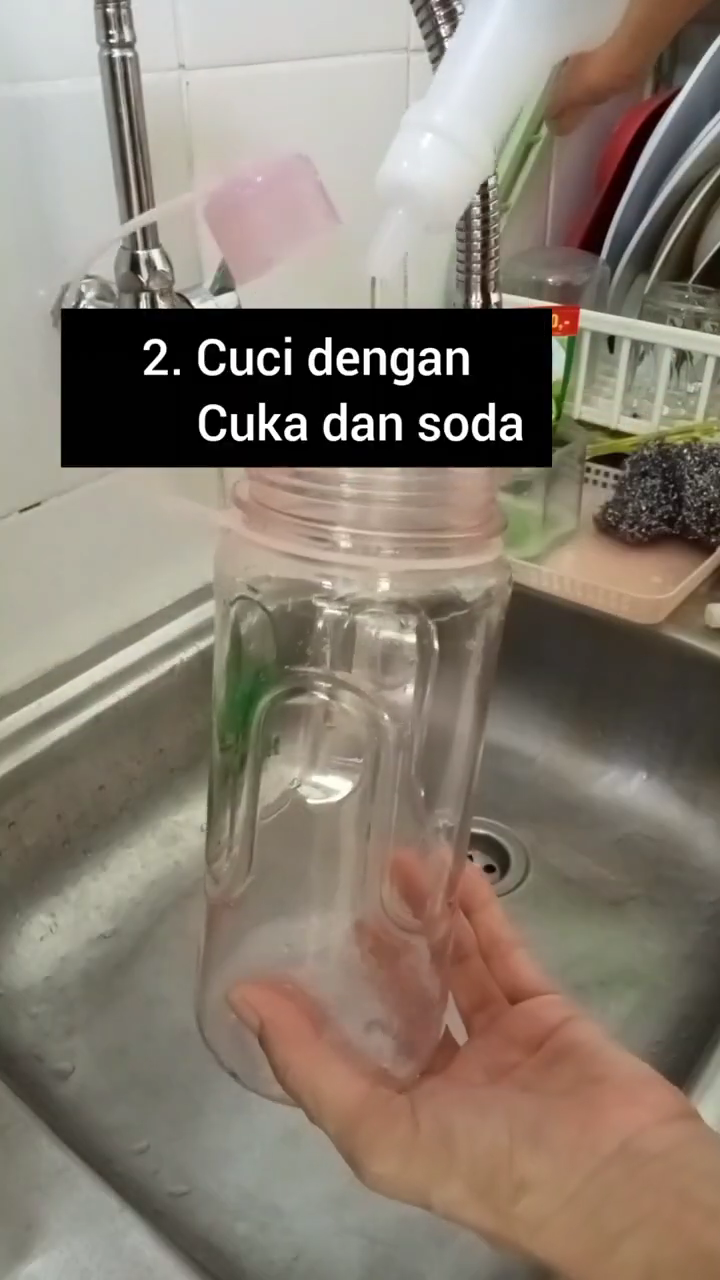 Pakai tiga bahan dapur, ini cara ampuh mencuci botol minum yang kusam agar kinclong seperti baru lagi