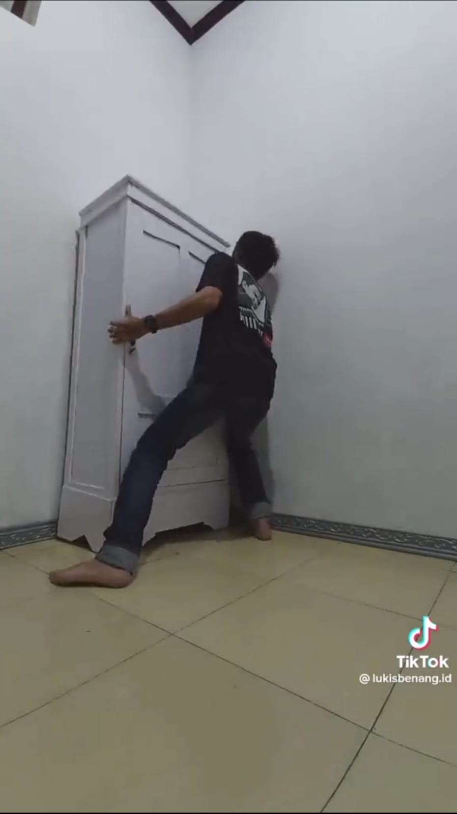 Makeover kamar cowok sempit jadi bak kos bernuansa monokrom © TikTok