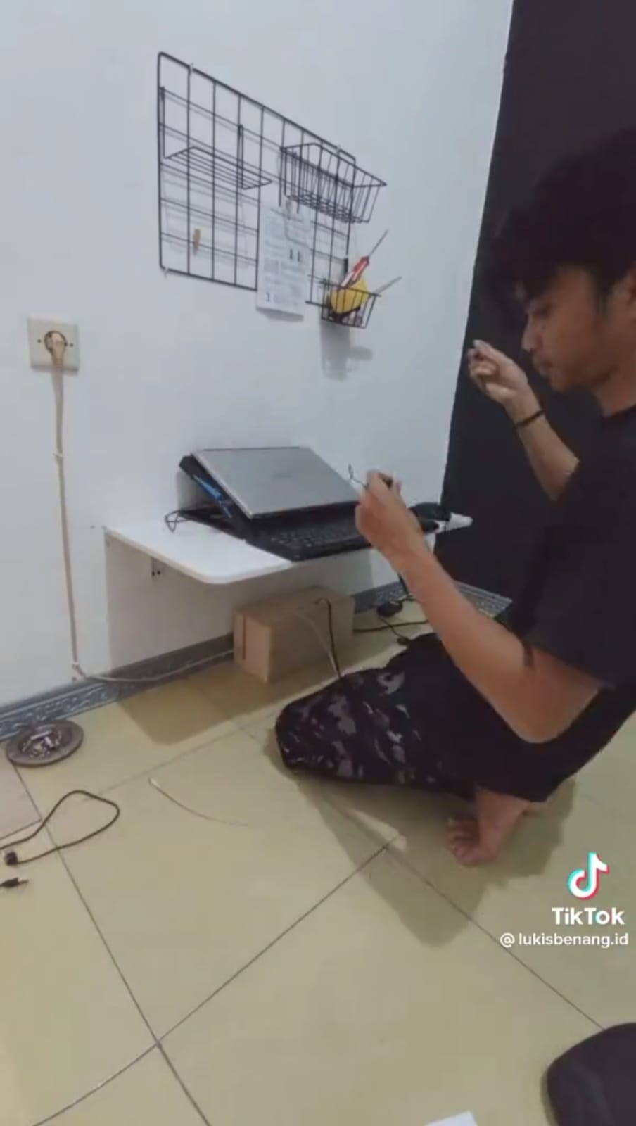 Makeover kamar cowok sempit jadi bak kos bernuansa monokrom © TikTok