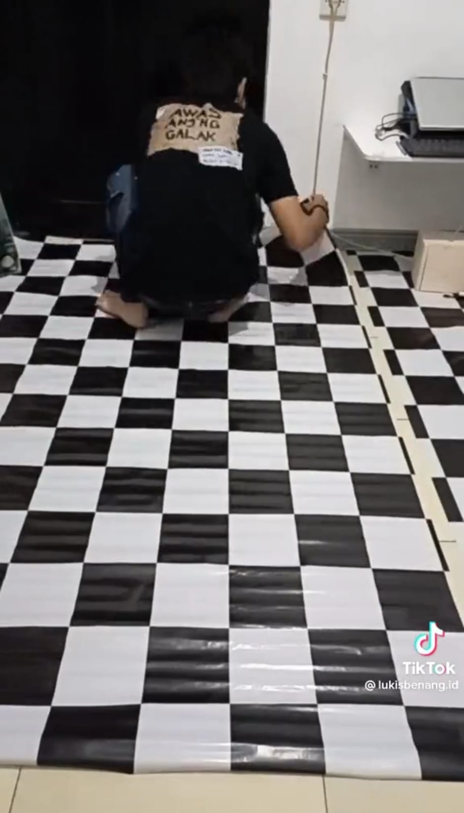 Makeover kamar cowok sempit jadi bak kos bernuansa monokrom © TikTok