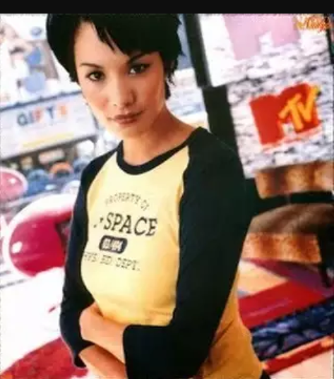 Wanita botak berkulit emas  © 2023 brilio.net