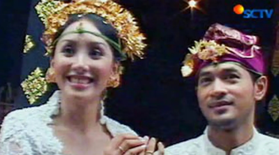 kemesraan Oka Antara dan pasangan asli © 2023 brilio.net kemesraan Oka Antara dan pasangan asli © 2023 brilio.net