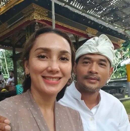 kemesraan Oka Antara dan pasangan asli © 2023 brilio.net kemesraan Oka Antara dan pasangan asli © 2023 brilio.net