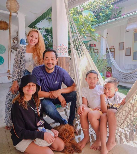 kemesraan Oka Antara dan pasangan asli © 2023 brilio.net kemesraan Oka Antara dan pasangan asli © 2023 brilio.net