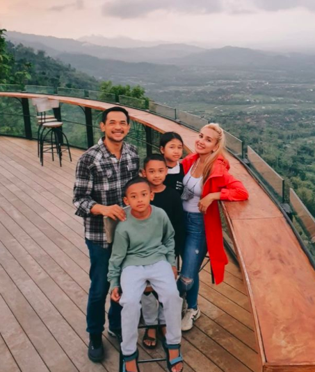 kemesraan Oka Antara dan pasangan asli © 2023 brilio.net kemesraan Oka Antara dan pasangan asli © 2023 brilio.net