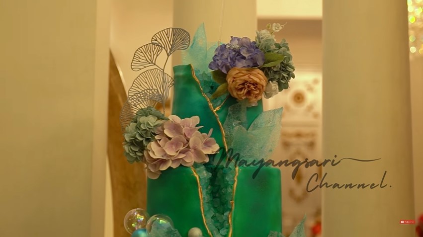 9 Potret detail kue ulang tahun Khirani putri Mayangsari, mewah dan elegan berhias batu kristal