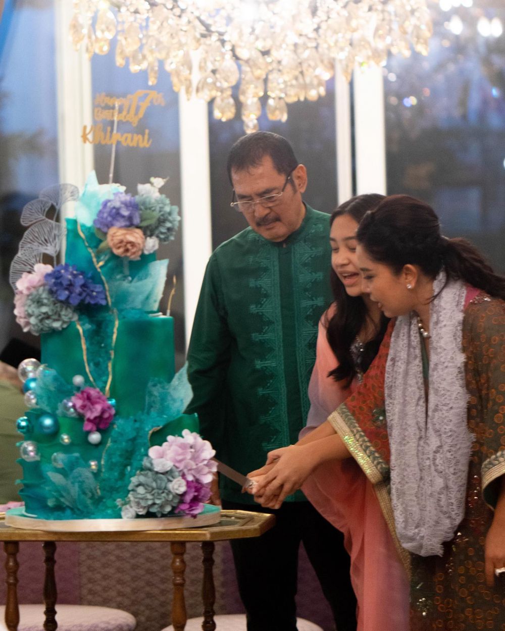 9 Potret detail kue ulang tahun Khirani putri Mayangsari, mewah dan elegan berhias batu kristal