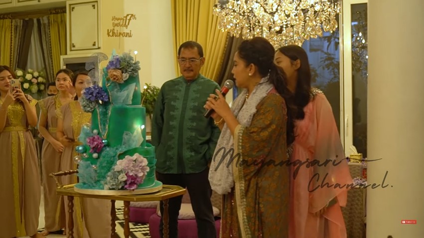 9 Potret detail kue ulang tahun Khirani putri Mayangsari, mewah dan elegan berhias batu kristal