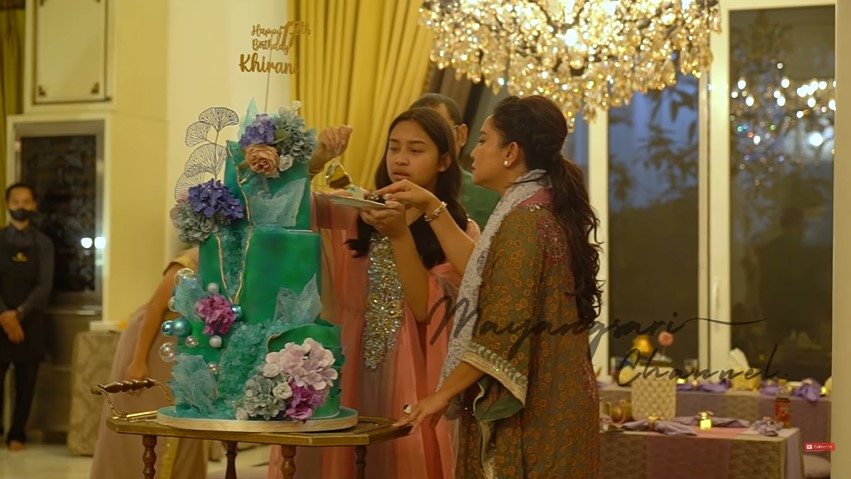 9 Potret detail kue ulang tahun Khirani putri Mayangsari, mewah dan elegan berhias batu kristal