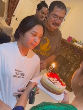 9 Potret detail kue ulang tahun Khirani putri Mayangsari, mewah dan elegan berhias batu kristal