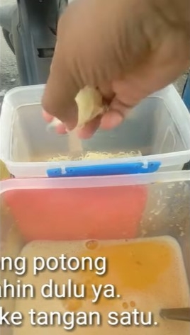Trik menggulung telur gulung isi bihun ala pedagang keliling agar bentuknya tak hancur