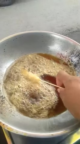 Trik menggulung telur gulung isi bihun ala pedagang keliling agar bentuknya tak hancur