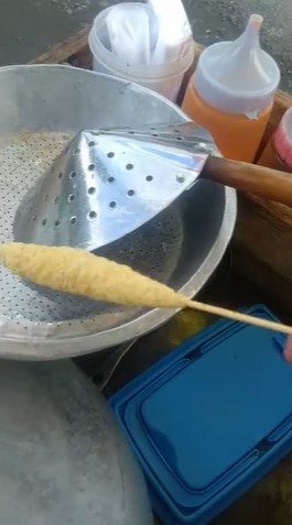 Trik menggulung telur gulung isi bihun ala pedagang keliling agar bentuknya tak hancur