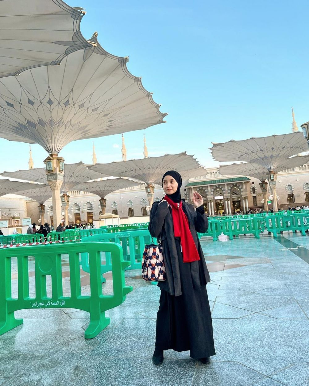 windy di tukang ojek pengkolan tampil beda pakai hijab © berbagai sumber