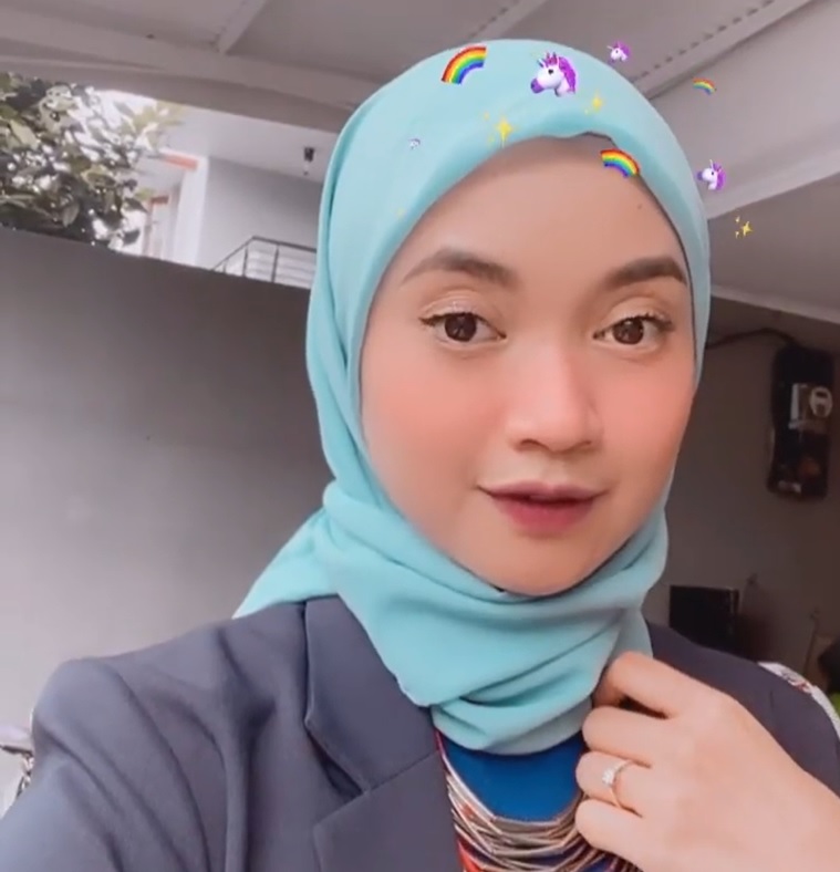 windy di tukang ojek pengkolan tampil beda pakai hijab © berbagai sumber