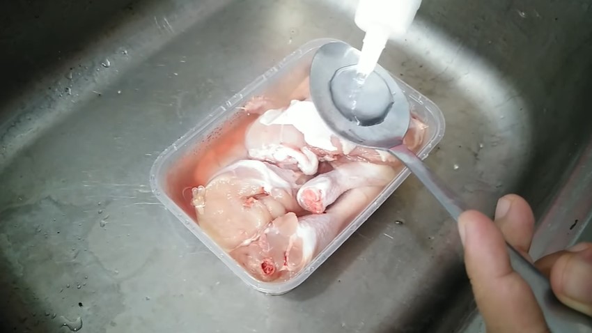 Tanpa pakai jeruk nipis, ini cara jitu menghilangkan sisa darah dan bau amis daging ayam